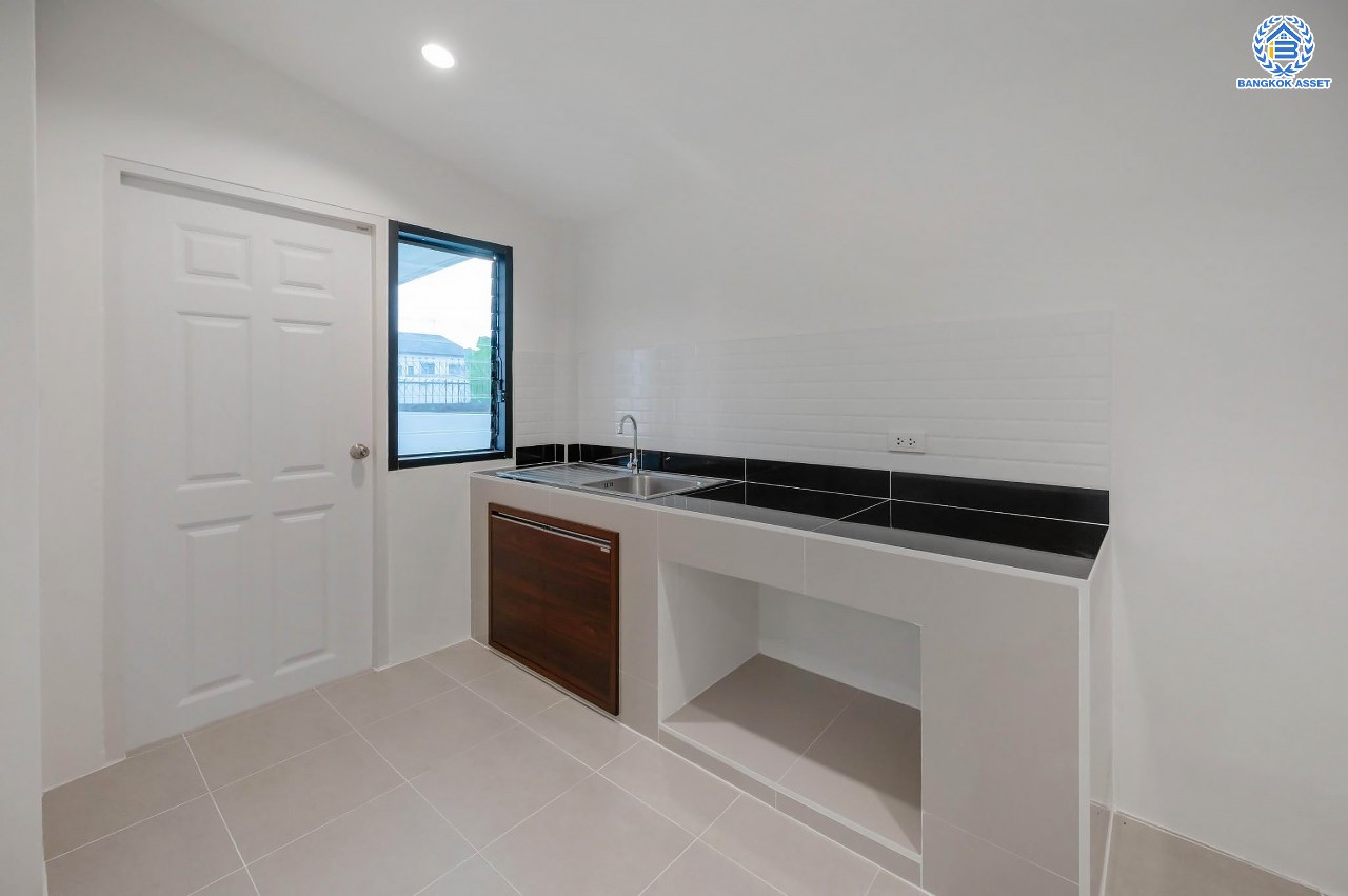 บ้านมือสองตกแต่งใหม่ คุณภาพแบรนด์ LH โครงการ ชลลดา บางบัวทอง เนื้อที่ 72 ตร.ว. ตกแต่งหรูหรา ฟังก์ชันจัดเต็ม 3 ห้องนอน 2 ห้องน้ำ 1 ห้องอเนกประสงค์ จอดรถได้ 1 คัน พร้อม Facilities ครบ! บนทำเลคุณภาพ เชื่อมต่อได้หลายเส้นทาง ใกล้เซ็นทรัลเวสต์เกต และรถไฟฟ้า "สถานีบางพลู"